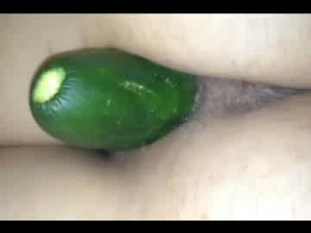 Pepino en el coño de mi esposa (tomado en secreto) 