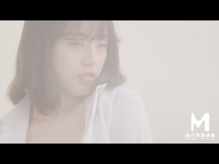 与一个角质女孩的模特电视首次亮相