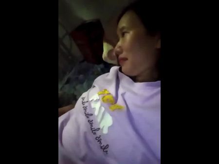 Vietnamesisches Mädchen zeigt Titten 