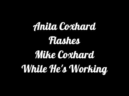 Anita Coxhard muestra a su esposo Mike Coxhard mientras está en el trabajo 