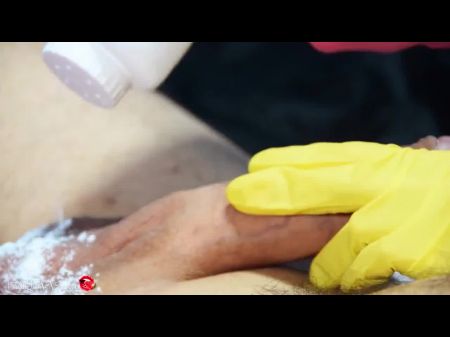 Neue Schönheitsbehandlung 4 Hände Handjob mit Latexhandschuhen 