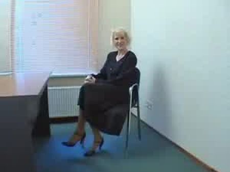 Saggy MILF يفعل ذلك على المكتب 