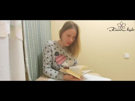 Fantastisches Mädchen masturbiert nasse Muschi und lehrt Lektion 