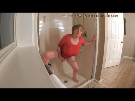 60 плюс Гилф выходит из мокрой футболки 