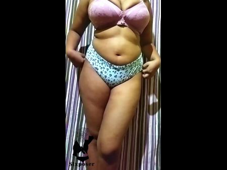 Desi Chica de escuela caliente Muestra sus grandes tetas 