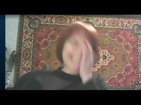 俄罗斯成熟的山雀戏弄网络摄像头