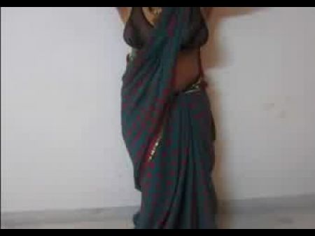 Indian Housewife Reveal Her Fat Boobs In Saree