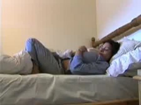 Mujer De Enormes Tetas Sacandose El Sujetador