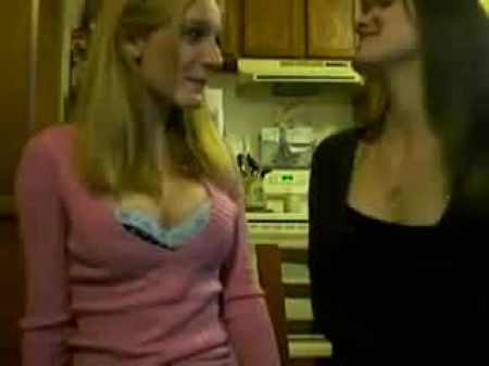 Femmes Like To Smooch