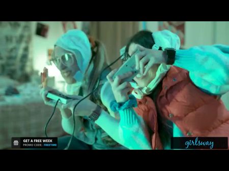 - Nerdy Girls haben ihren ersten 3way mit virtueller MILF 