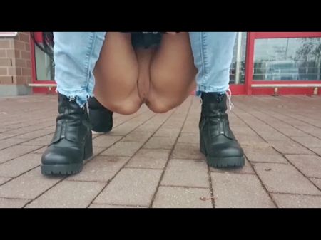 Niina - Sunshine Marked The Entrance Of The Supermarket .