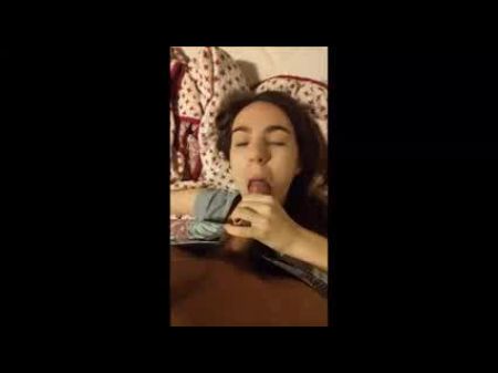 Menina com seios pequenos deiscedores 