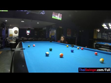 Perfect Ass Thai Bargirl لديها اللسان تدليك لعميلها 