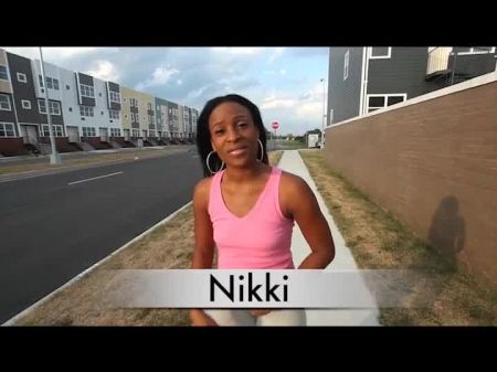 Ebony Runner Babe wird mit einem Schwanz erstochen 