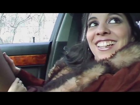 Ein geile deutsche Küken in Strümpfen lässt ihren rasierten Muff in POV 