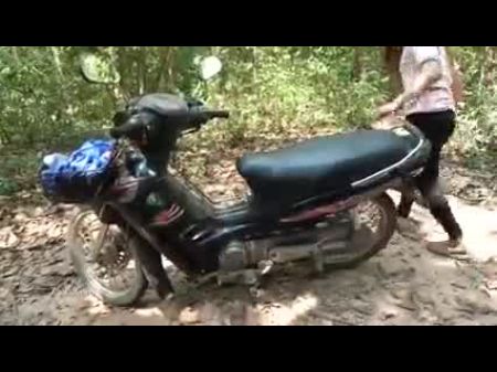 No Confíes En Un Hombre Para Ayudar A Una Chica, Sexo Del Bosque 