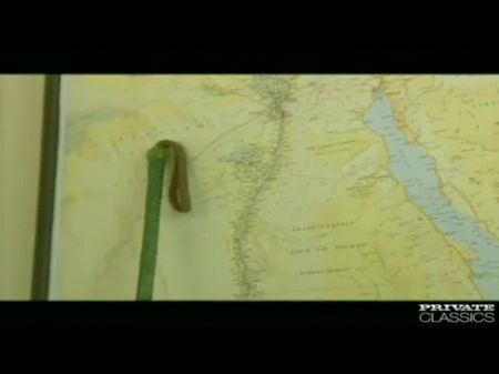 Julia, com seus seios perfeitos, desfruta de sexo anal 