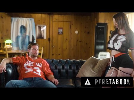 Horny Charly Summer bekommt das, was sie will, mit einem Creampie von ihrem Stiefvater während eines Spiels 