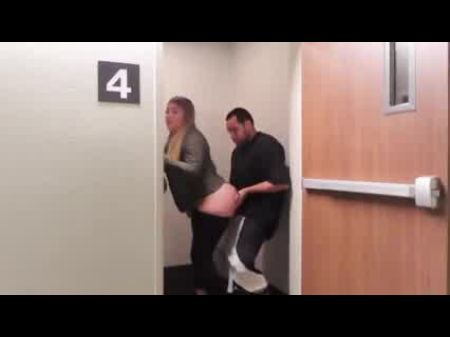 Latina mit einem großen Arsch in Leggings macht seinen Schwanz Wut 