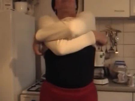Una dama alemana de cabello corto se destruye por un picoteador duro 