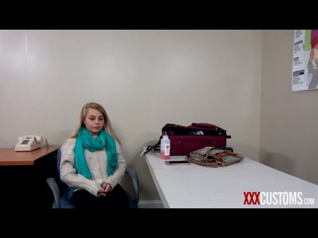 ضابط XXXCUSTOMS يبتز ابتزاز Tiny Blonde Teen 