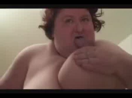 Una abuela gorda folla a un   