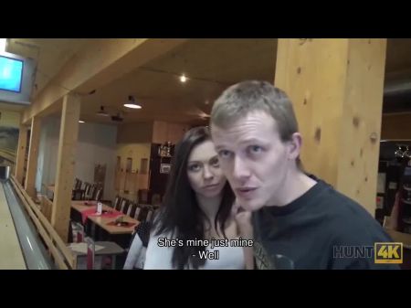 Hunt4k. Ein weiterer Cuckold beobachtet, wie seine GF -Dienste Lucky 