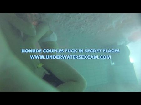 水下性爱预告片向您展示了在游泳池中真正的性爱，而女孩则用喷气流手淫。新鲜和独家