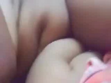 Desi Maid mit Hausbesitzer saugt seinen Schwanz (Hindi Talk) 