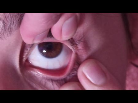 Cum Müllcontainer bekommt einen vollen Sperma in ihr offenes Auge und spricht 