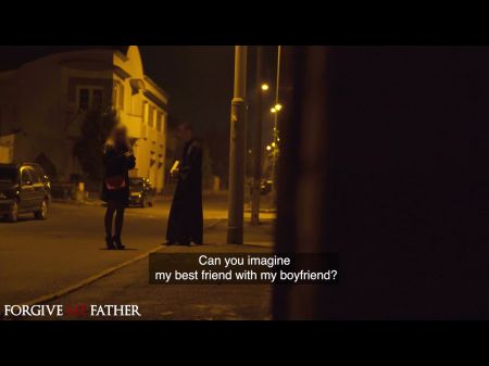 Uma namorada loira trapaceada confia no pregador e monta seu grande pau 