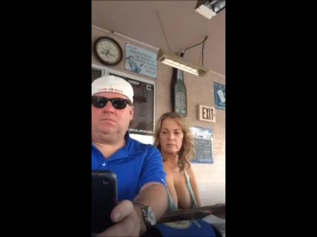 La mujer madura muestra sus tetas al público con sus amigos 