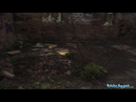 Sie misst seinen großen fetten Schwanz in der Öffentlichkeit und fickt ihn dann hart 