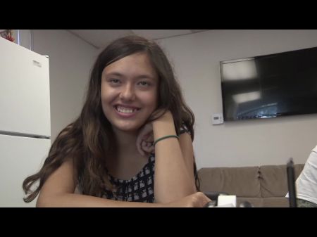 Junge Brunette Mit Festen Titten Haelt Haelt ohne widerspruch den hintern beim ficken hin 