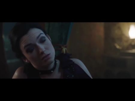 Elise Bauman und Natasha Negovanlis in Carmilla (2017) 