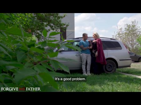 Milf rubia tetona con un gran culo seduce a un chico musculoso para follarla en una camioneta 
