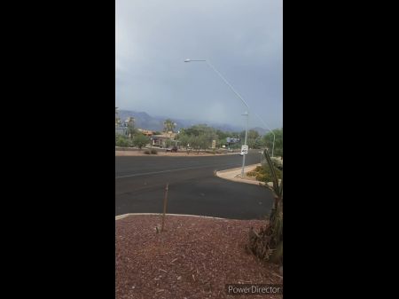 Granny latina madura con coño peludo y butthole apretado que se detiene al costado de una carretera concurrida y meando. 