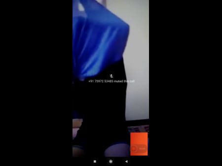 Chica atrapada mostrando tetas en la videollamada 