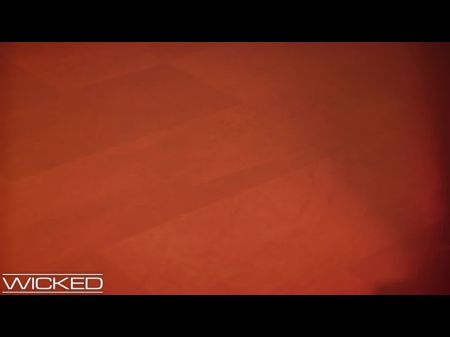 Glamourös wird geschlagen und harter böse gefickt 