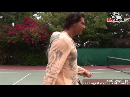 Brünette und blonde Tennis Teenager haben FFM Dreier im Freien 