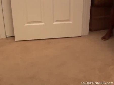 super sexy schlank schwarz milf fickt einen glücklichen weißen 