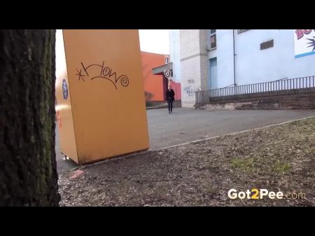 Öffentliche Piss in der Stadt mit Antonia Sainz 