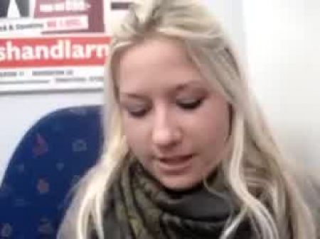 فتاة في القطار (جوارب طويلة ، لا سراويل سراويل) 