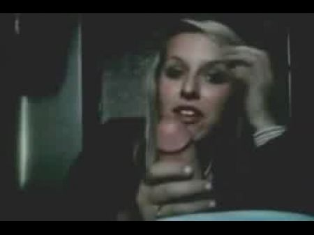 Chica británica divirtiéndose con la polla de novio 