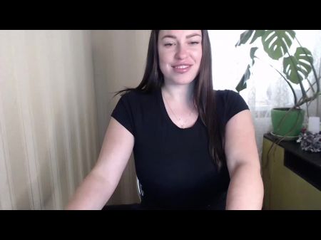 Una chica con senos naturales y hermosos se muestra a sí misma 