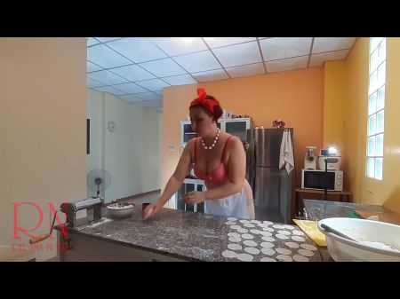 裸体主义的管家里贾纳黑色在厨房里做饭。裸女做饺子。裸体厨师。简1 