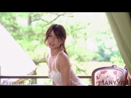 Linda chica asiática con lencería blanca con los dedos su coño afeitado para obtener el orgasmo de chorros en el balcón 