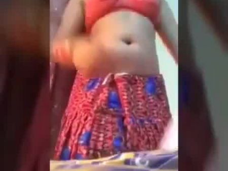 Des Tunty muestra nuestro culo y tetas 