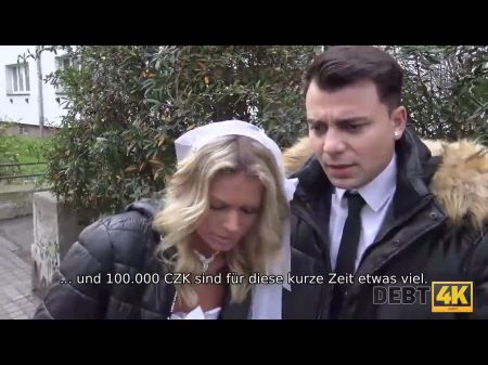 El novio está mirando cómo su novia tiene sexo con otra 