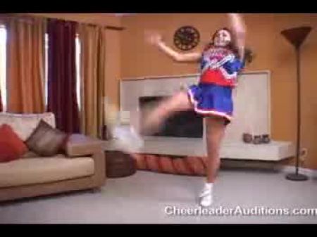 Cheerleader Fickt Die Trainer, Um In Die Kader Zu Kommen 